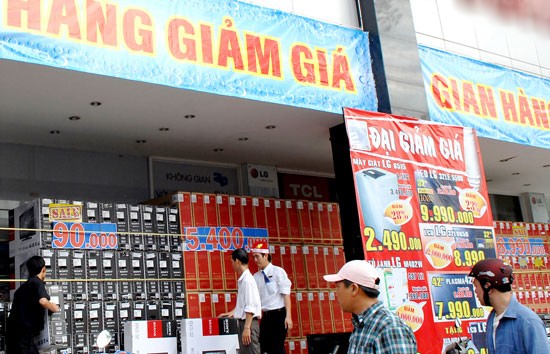 Despite big discounts, the purchasing power of many consumer products has been behind expectations (Photo: SGGP) Despite big discounts, the purchasing power of many consumer products has been behind expectations (Photo: SGGP)